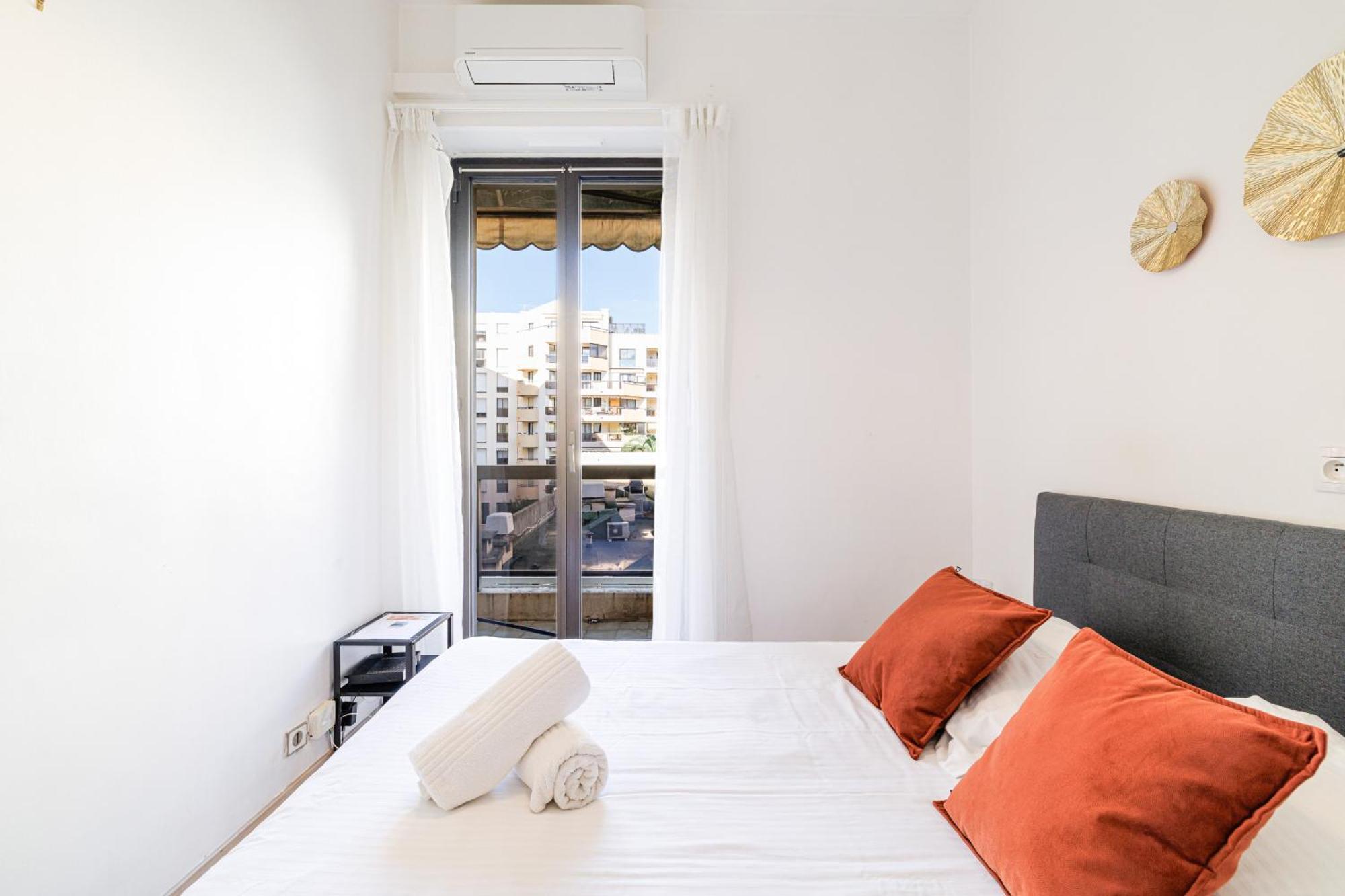 Ultra 2 Bdr - Ac & Balcony Nice