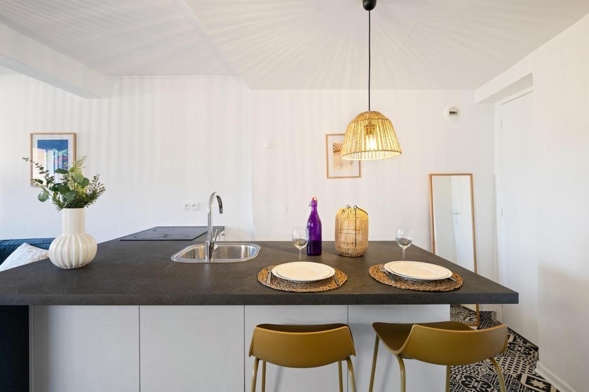 Charming Typical In The Heart Of Vieux Ac Apartment *