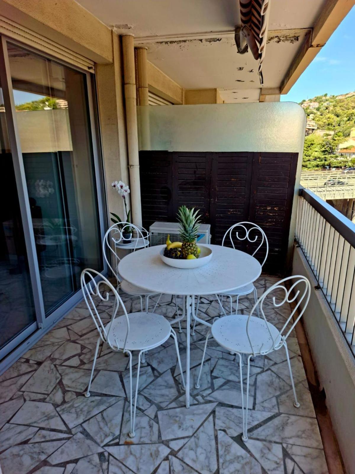 Apartment Elegant And Comfortable 3 Room, & Transport Within Walking Distance *