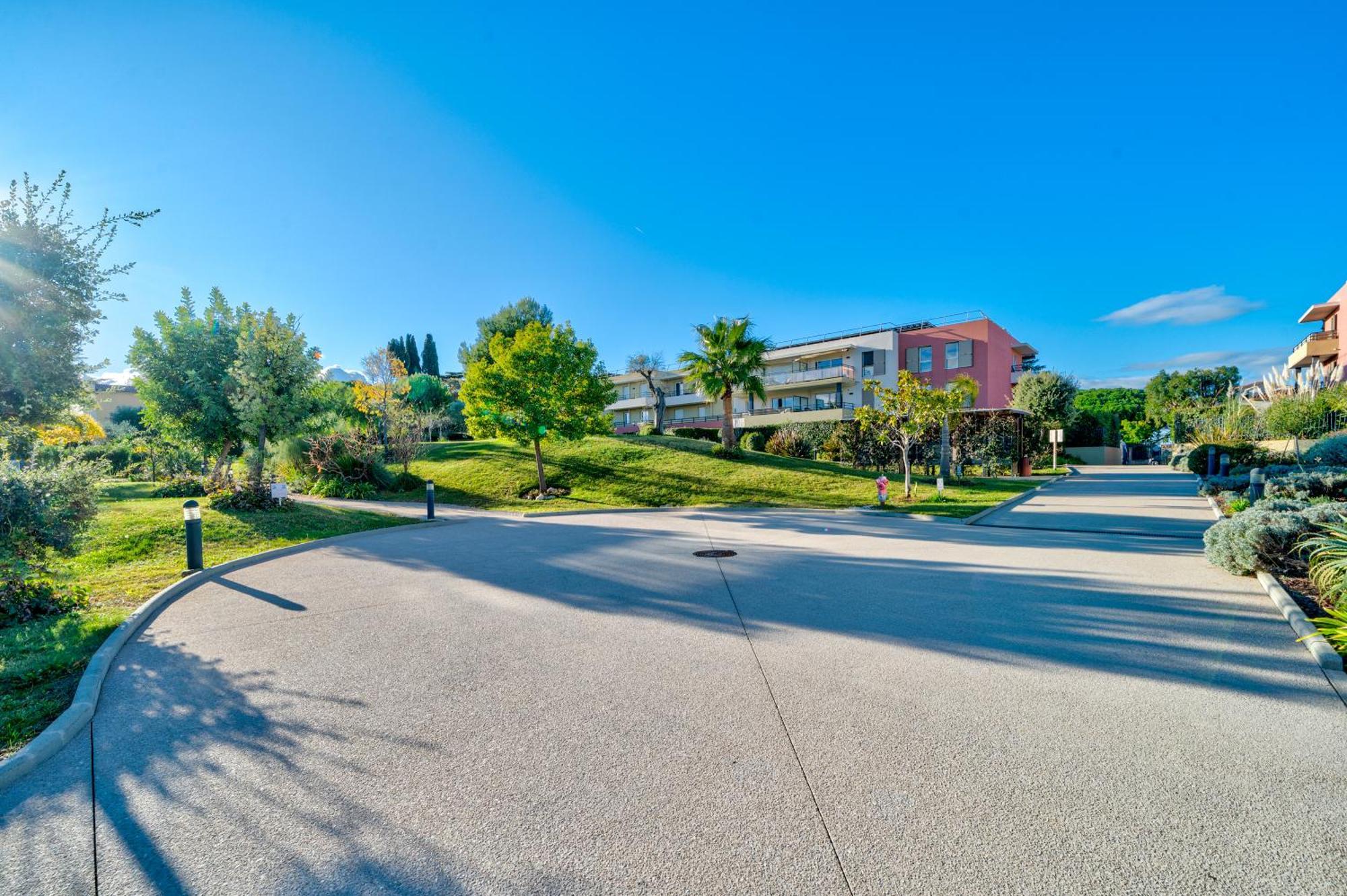 Superbe 2 Pieces - Piscine Et Garage * Nice