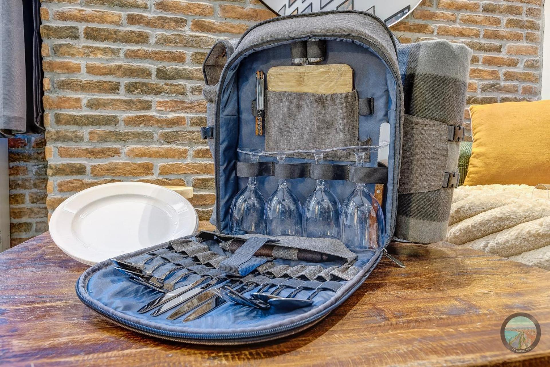 Chic Industrial Loft Quiet Garibaldi Ac Balcony Apartment