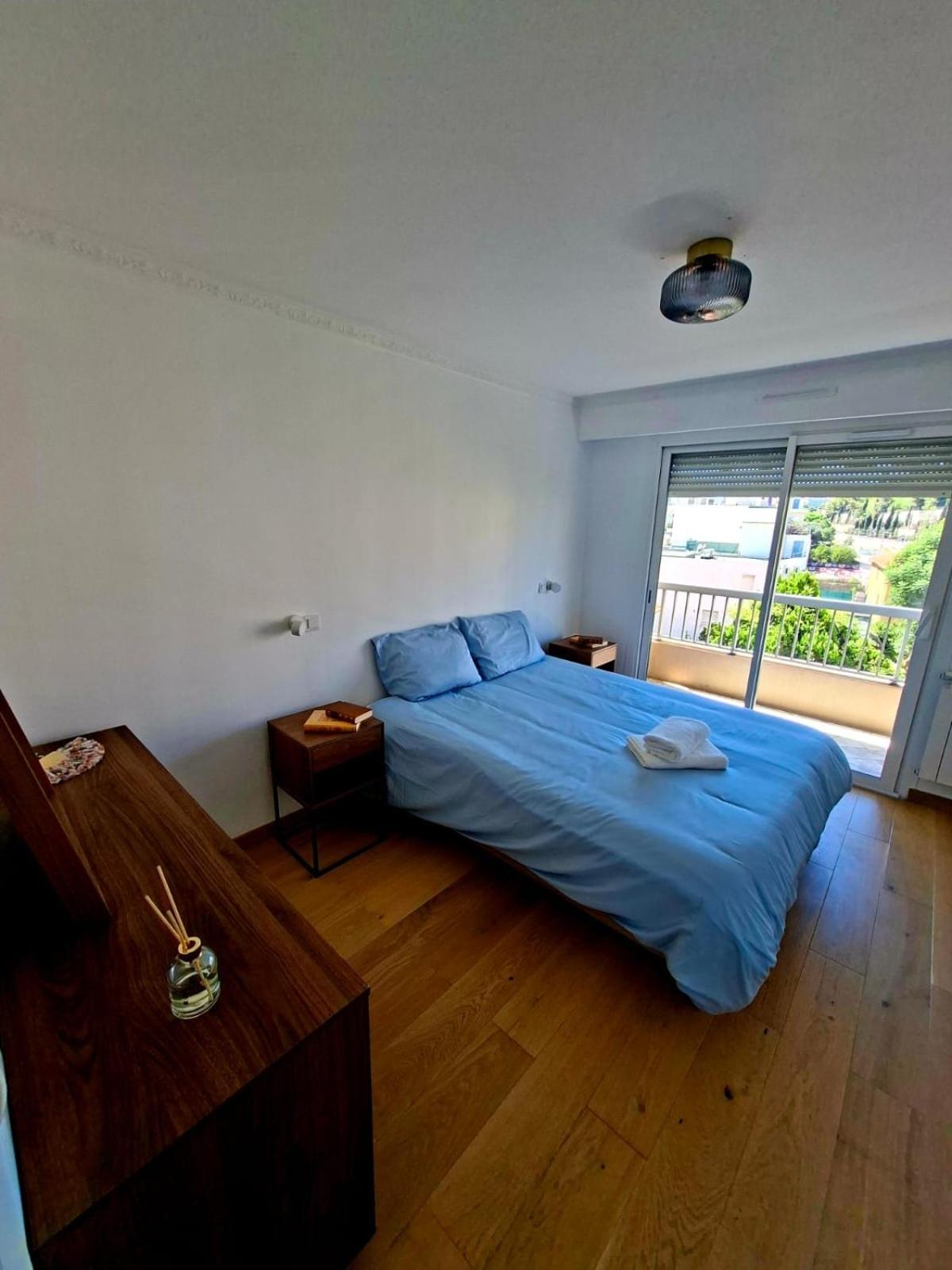 Elegant And Comfortable 3 Room, & Transport Within Walking Distance Apartment *