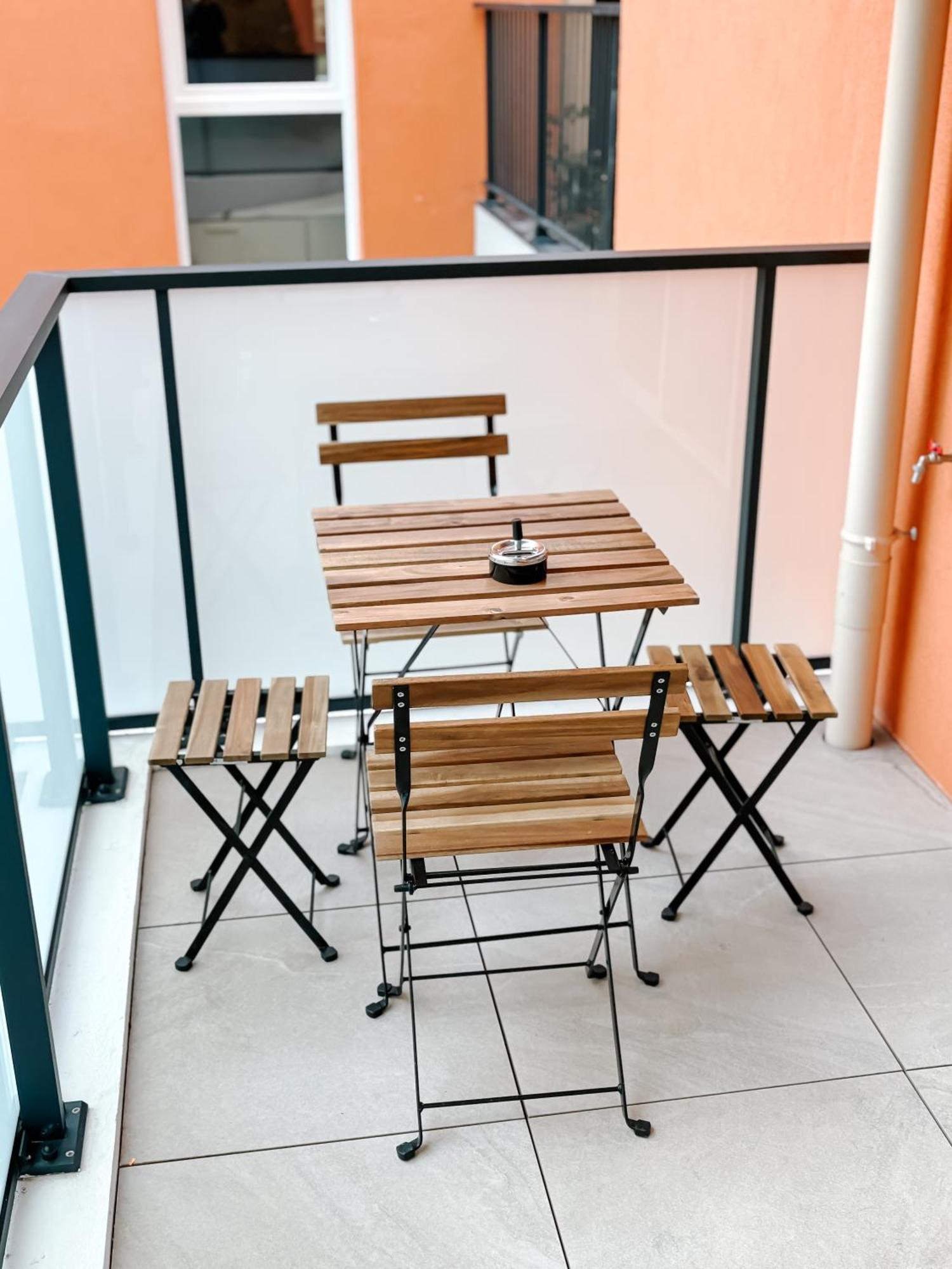 Aya - Renovated Air-conditioned Duplex With Garden