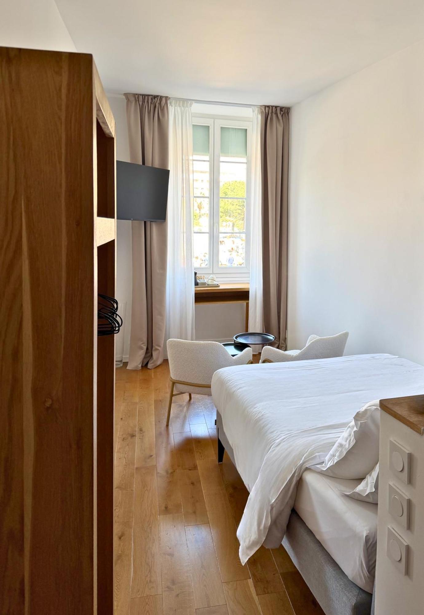 Hotel De La Mer 2*