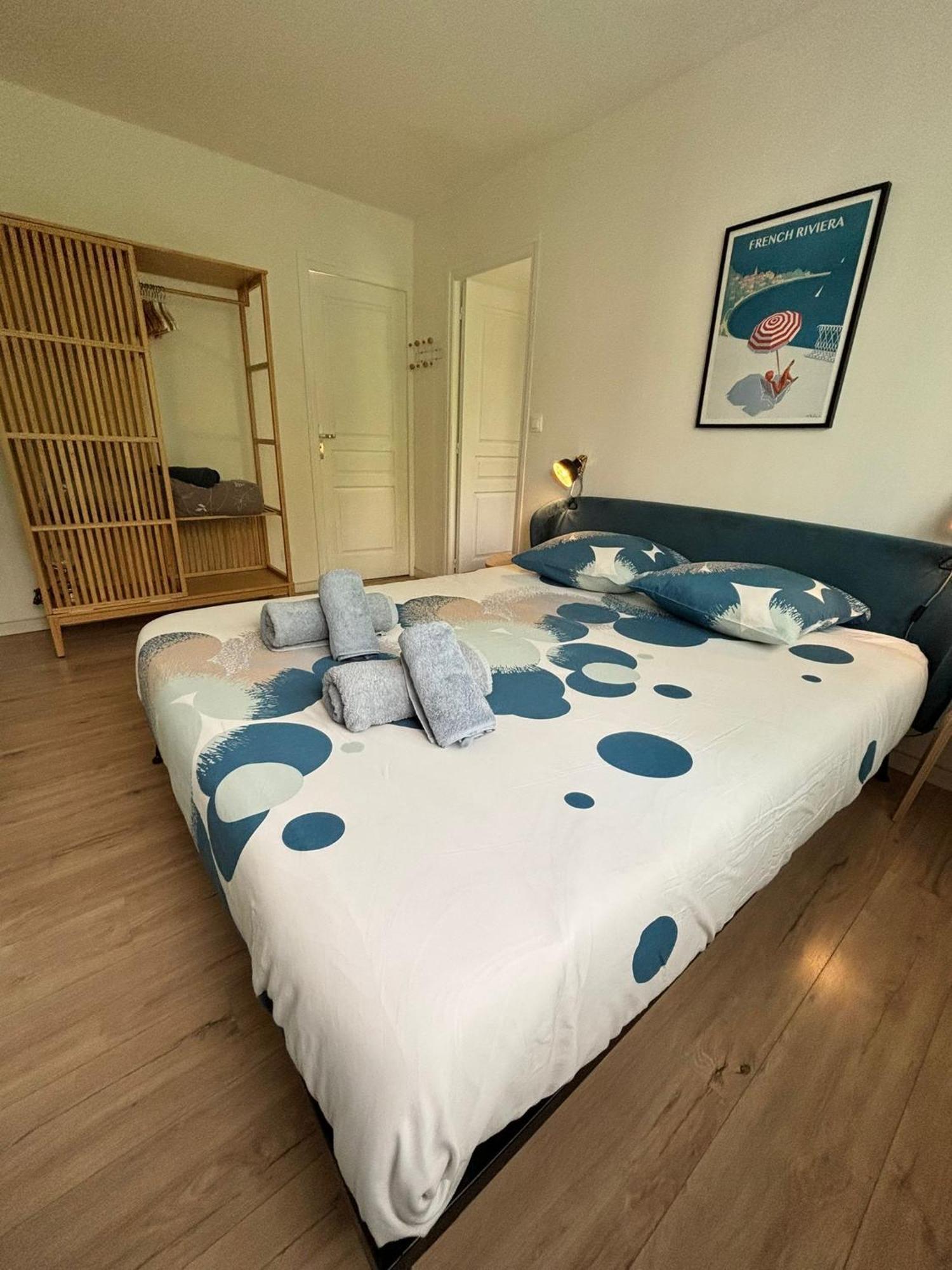 Le Clio Carre D'or *