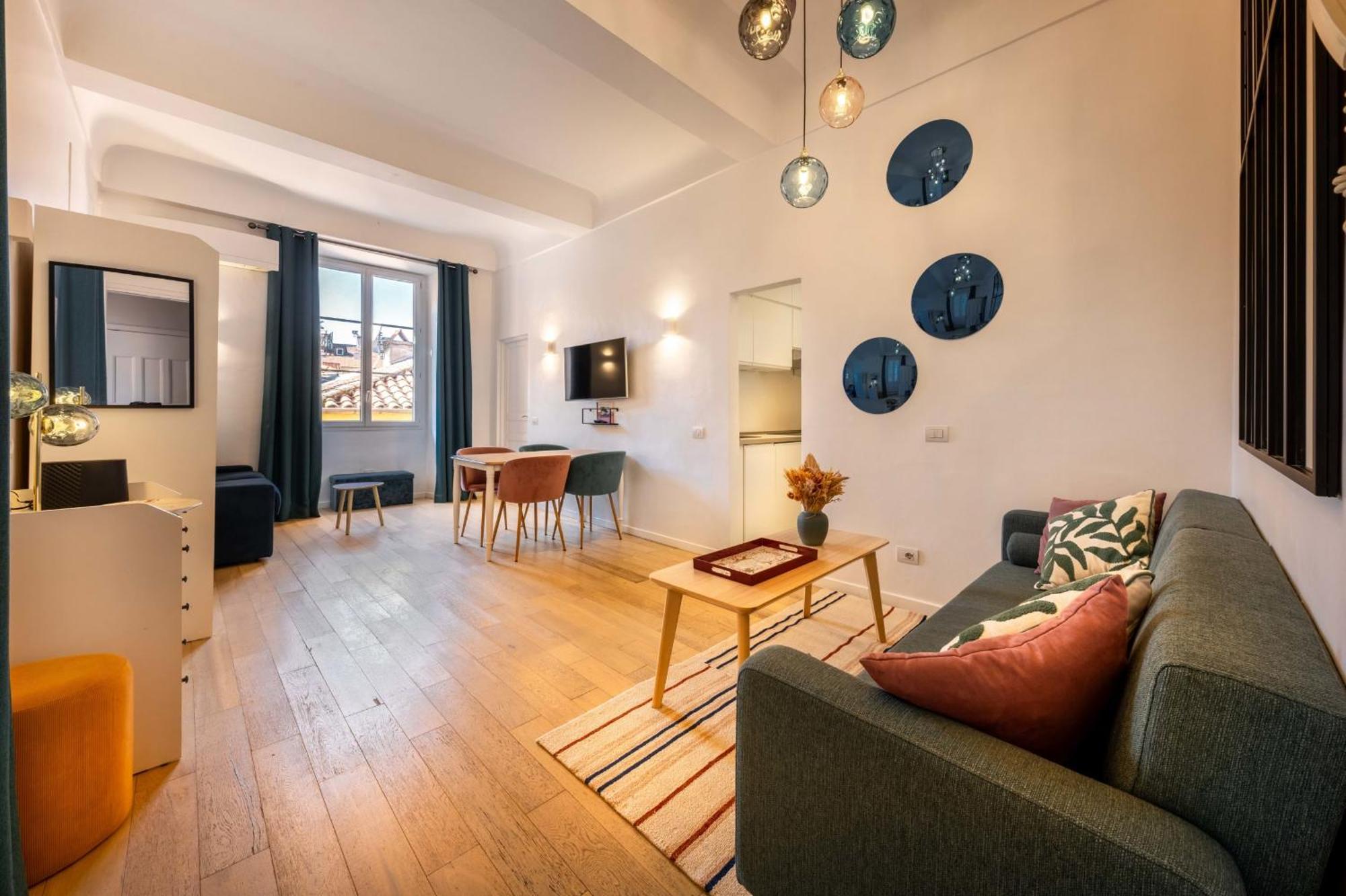 06a3 - Lovely In The Heart Of Old *