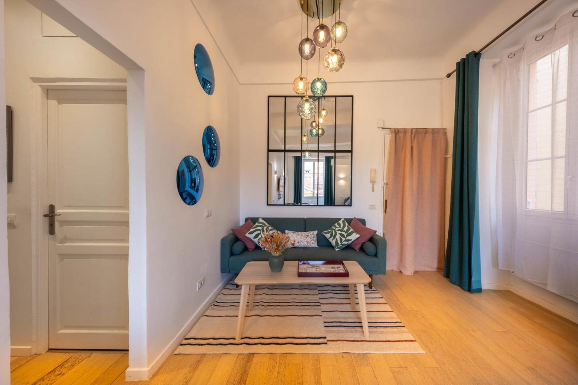 06a3 - Lovely In The Heart Of Old Nice