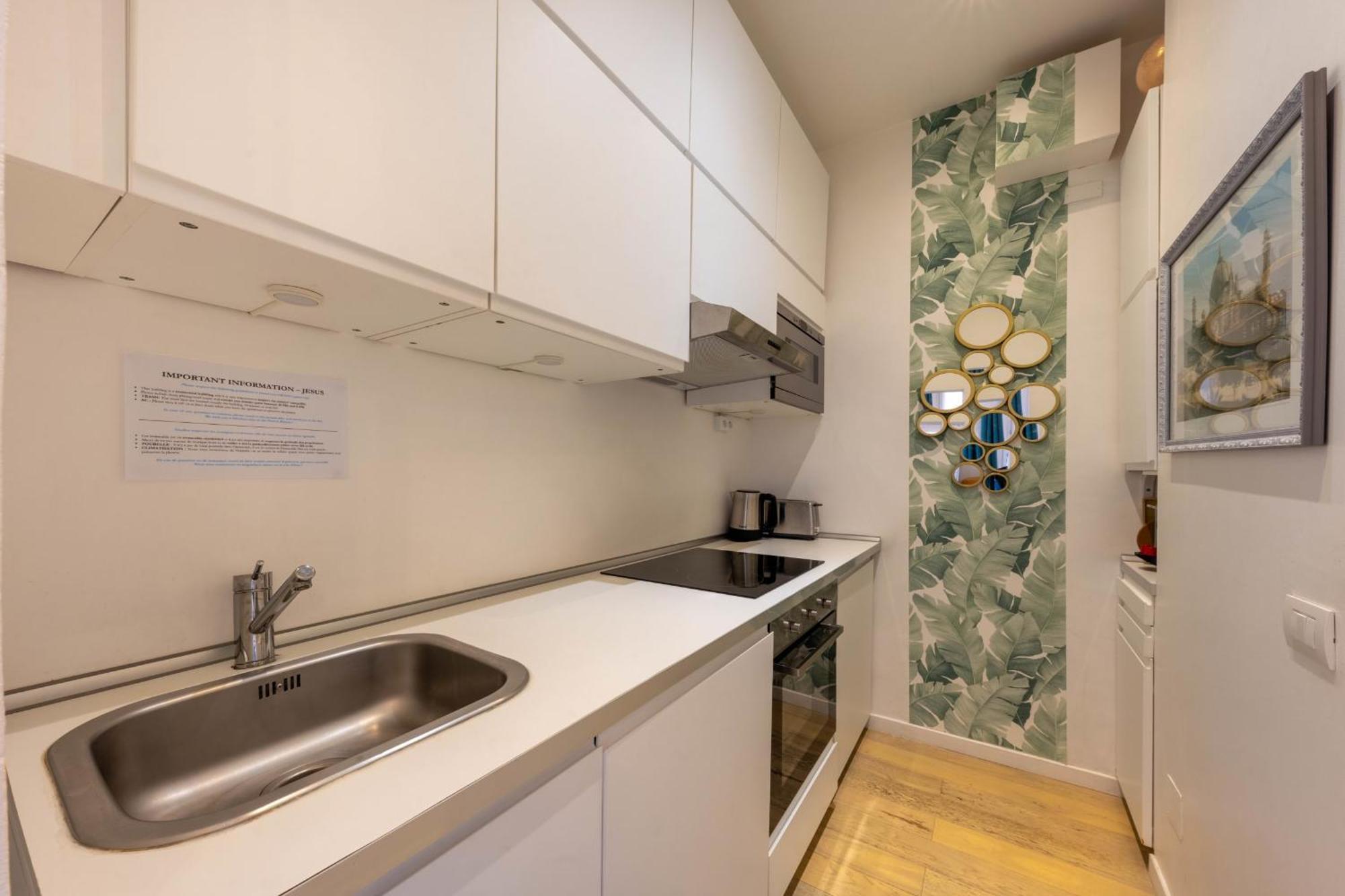 06a3 - Lovely In The Heart Of Old Apartment