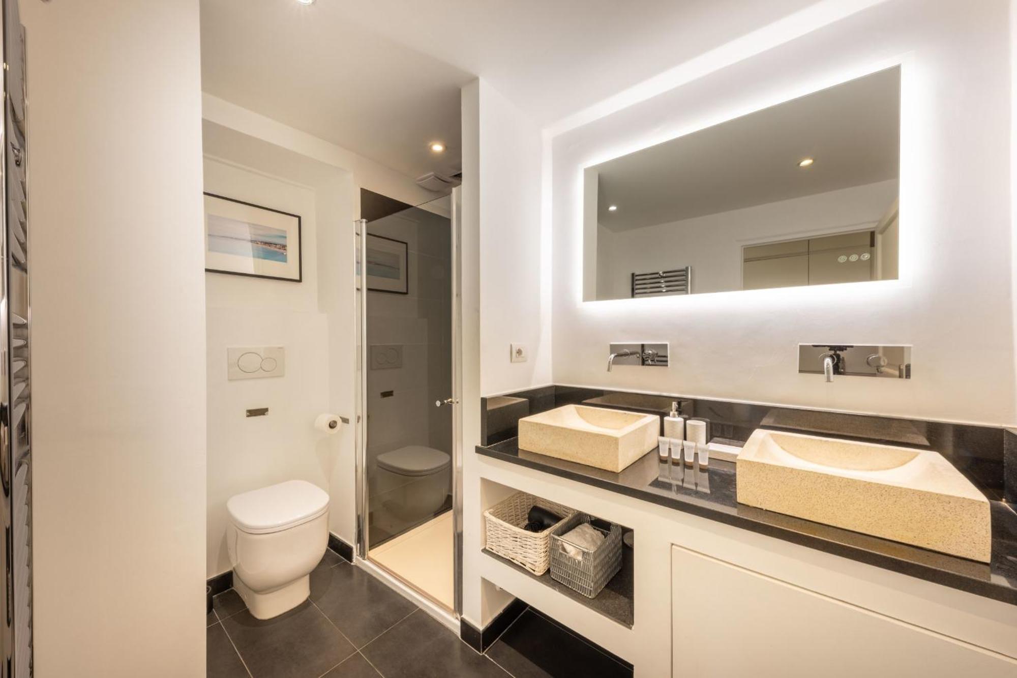 06a3 - Lovely In The Heart Of Old Apartment