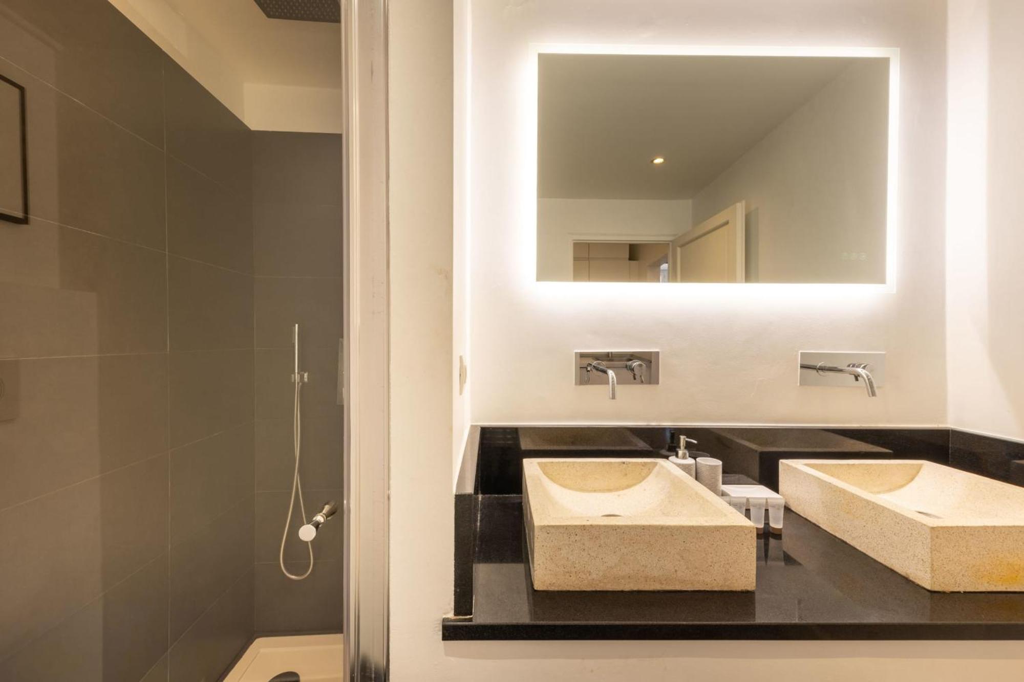 06a3 - Lovely In The Heart Of Old *