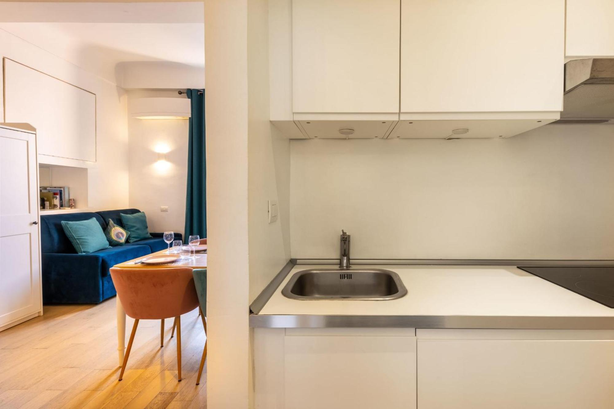 06a3 - Lovely In The Heart Of Old