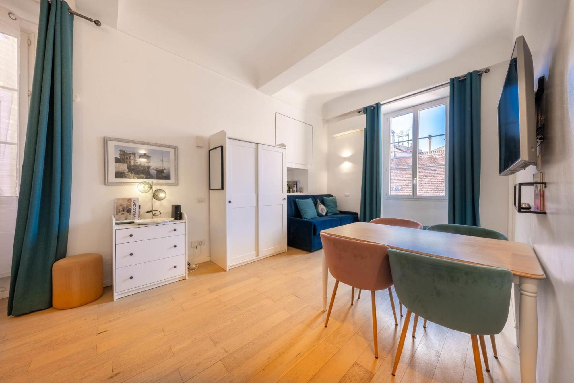 Apartment 06a3 - Lovely In The Heart Of Old