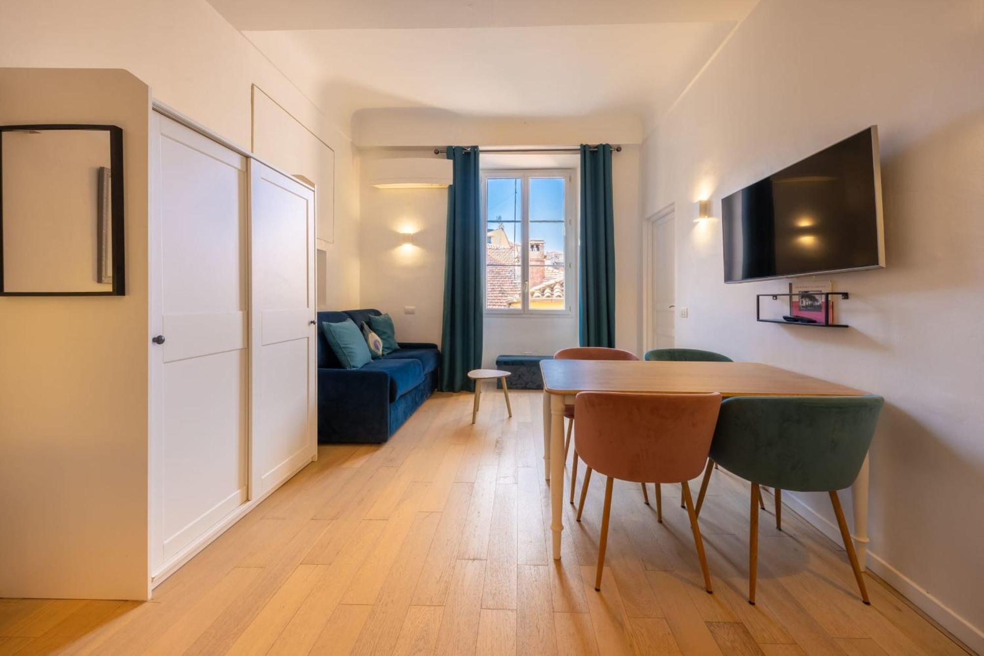 Apartment 06a3 - Lovely In The Heart Of Old