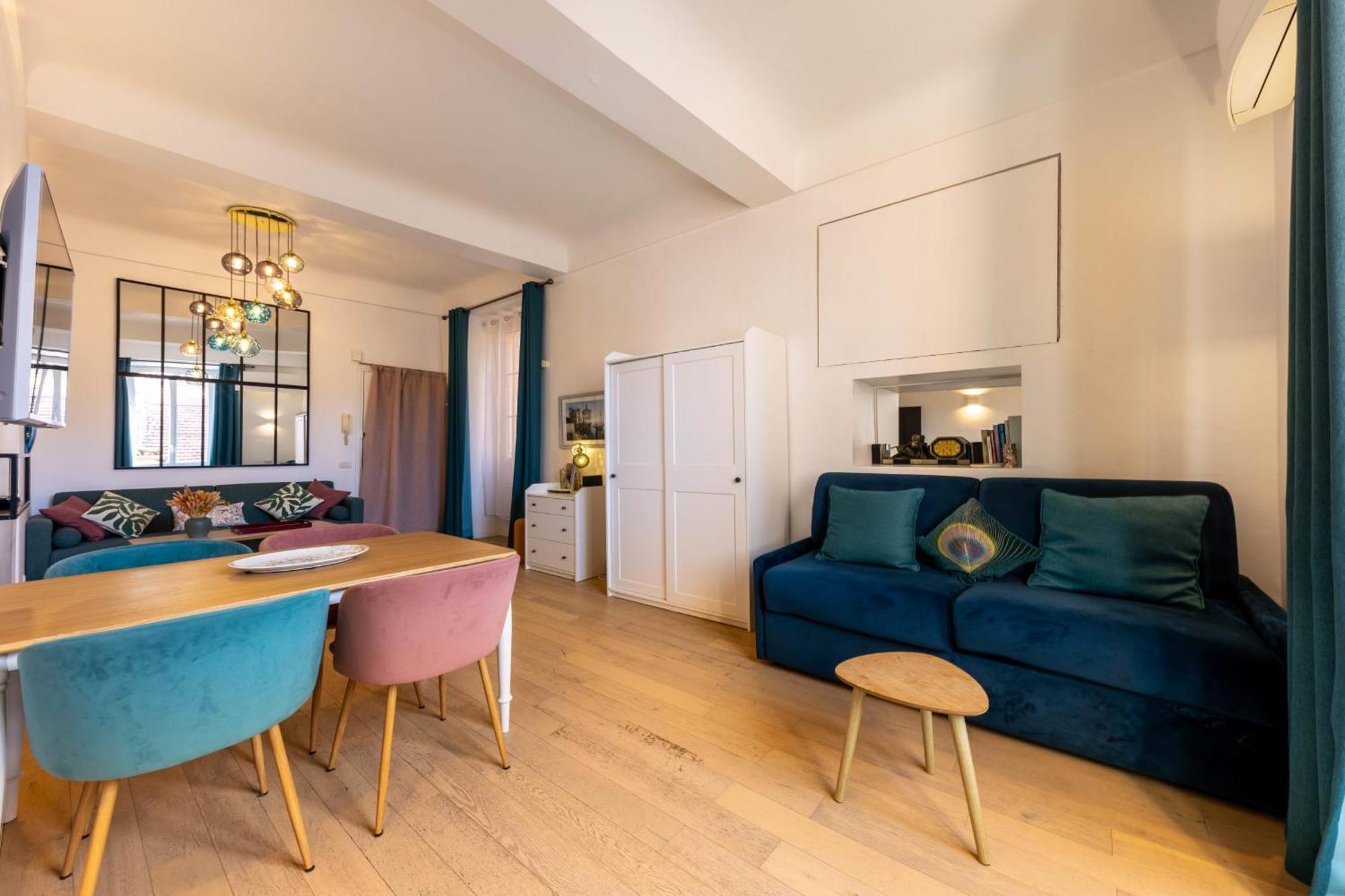 06a3 - Lovely In The Heart Of Old Apartment