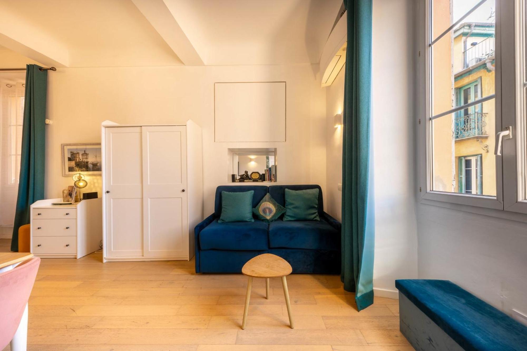 06a3 - Lovely In The Heart Of Old Apartment