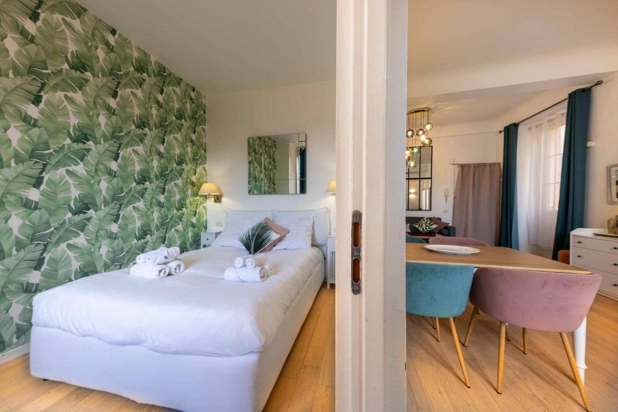 06a3 - Lovely In The Heart Of Old Apartment