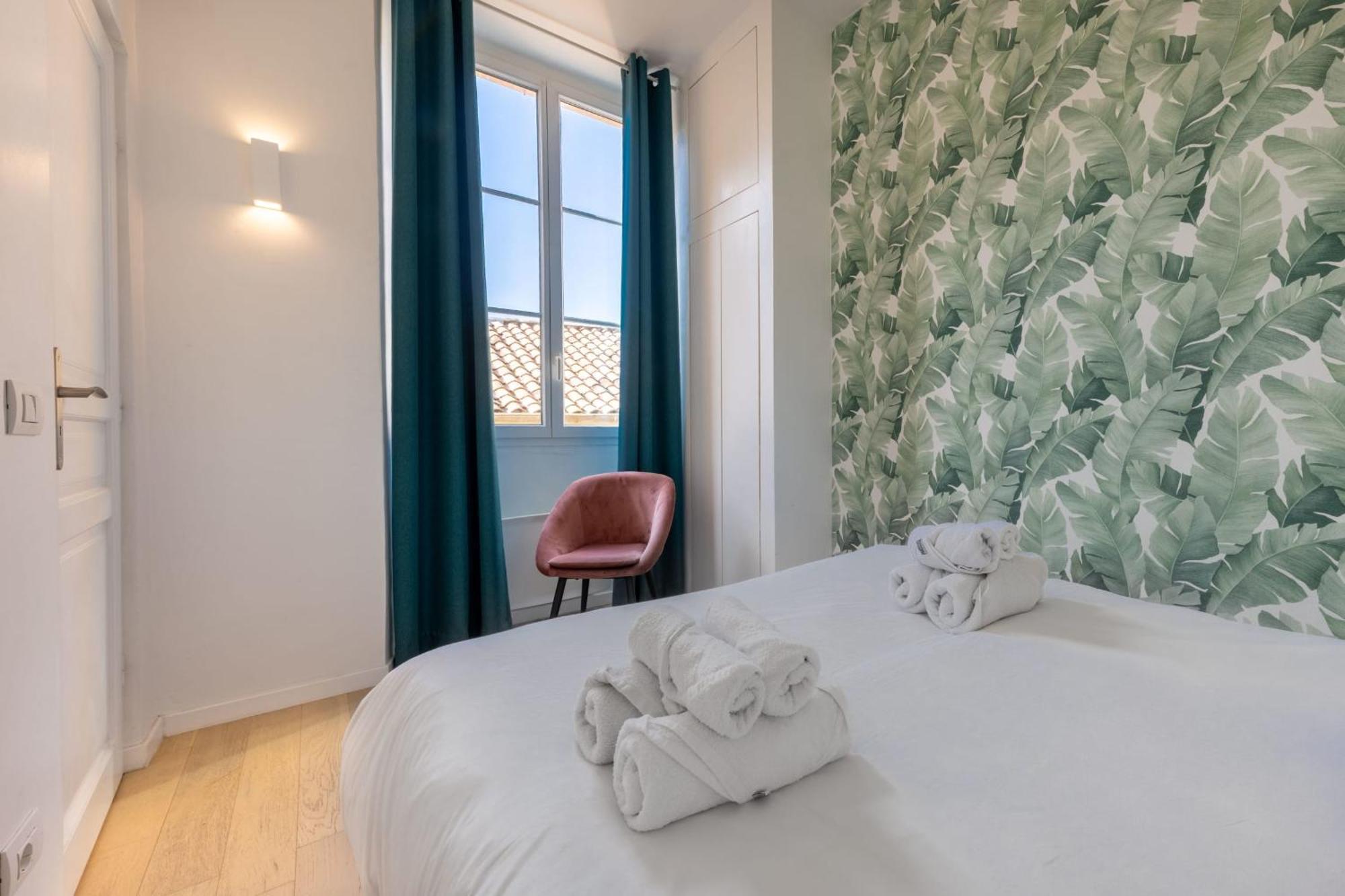 06a3 - Lovely In The Heart Of Old Apartment