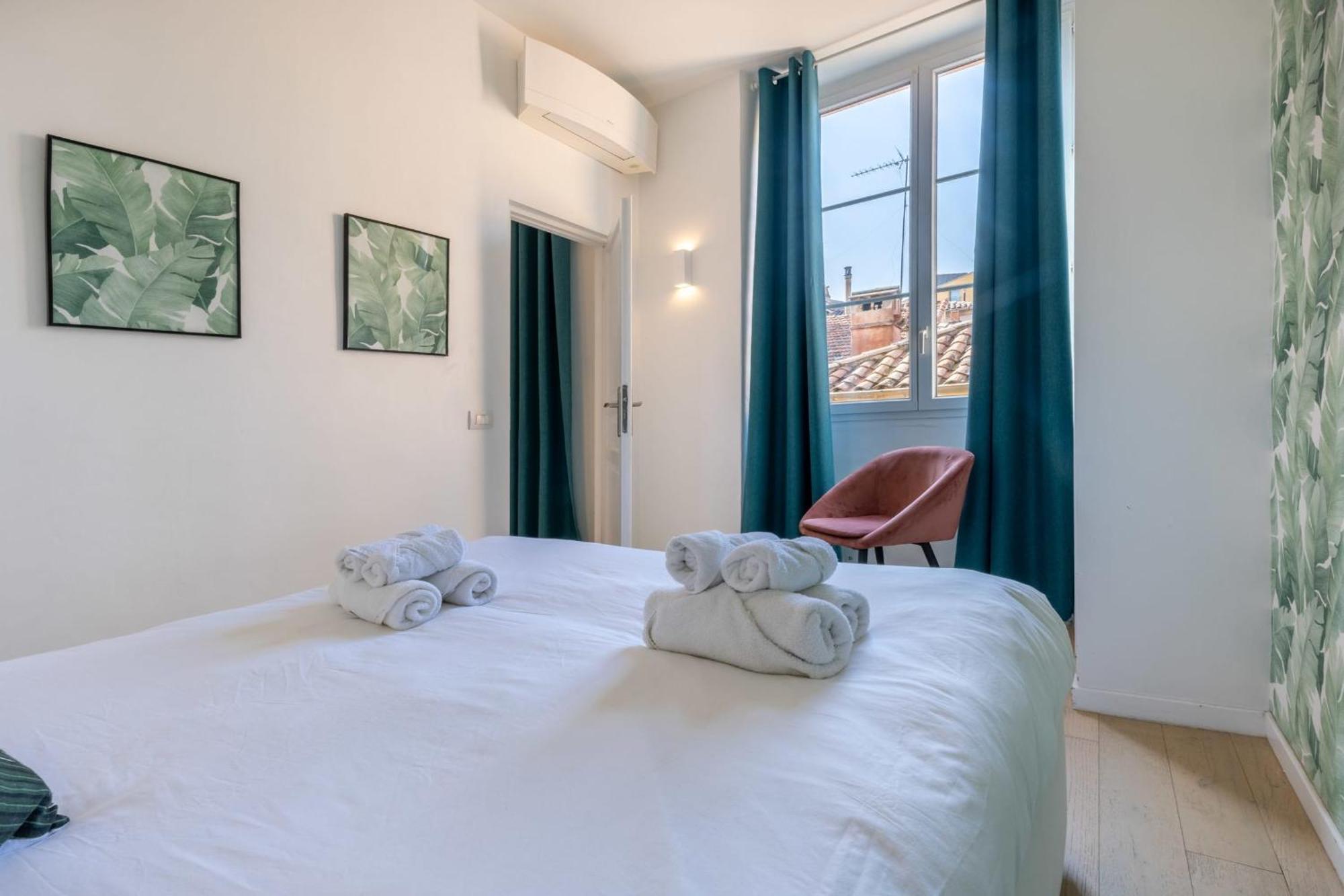 06a3 - Lovely In The Heart Of Old Apartment