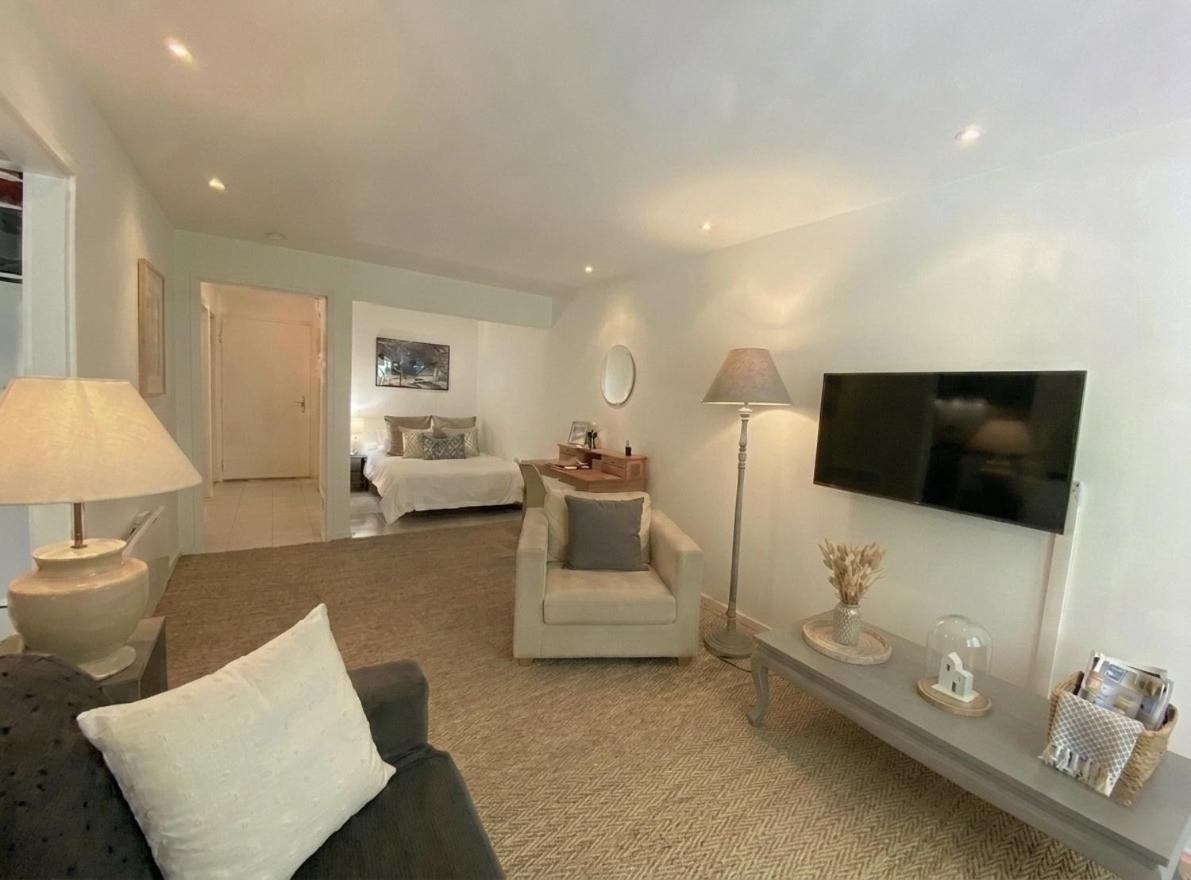 With Terrace Near & Center Apartment *