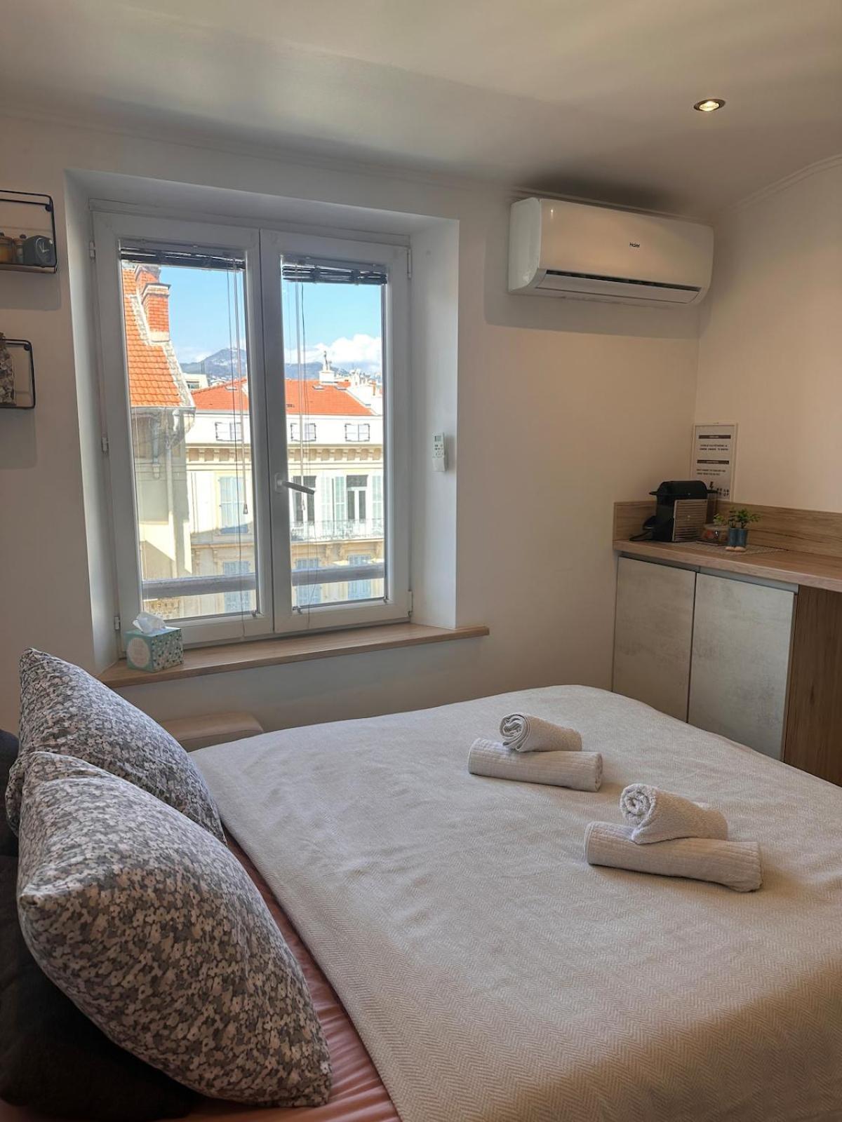 Bright Renovated Steps From Massena 5min Ac Netflix Apartment Nice