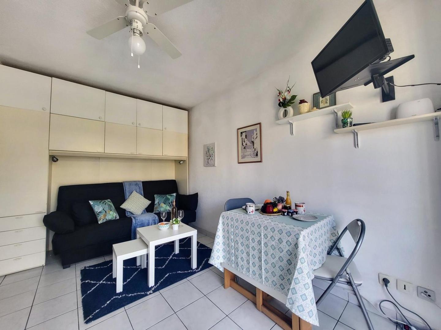 Valery Close To Prom Des Ideal For 2 Ac Apartment