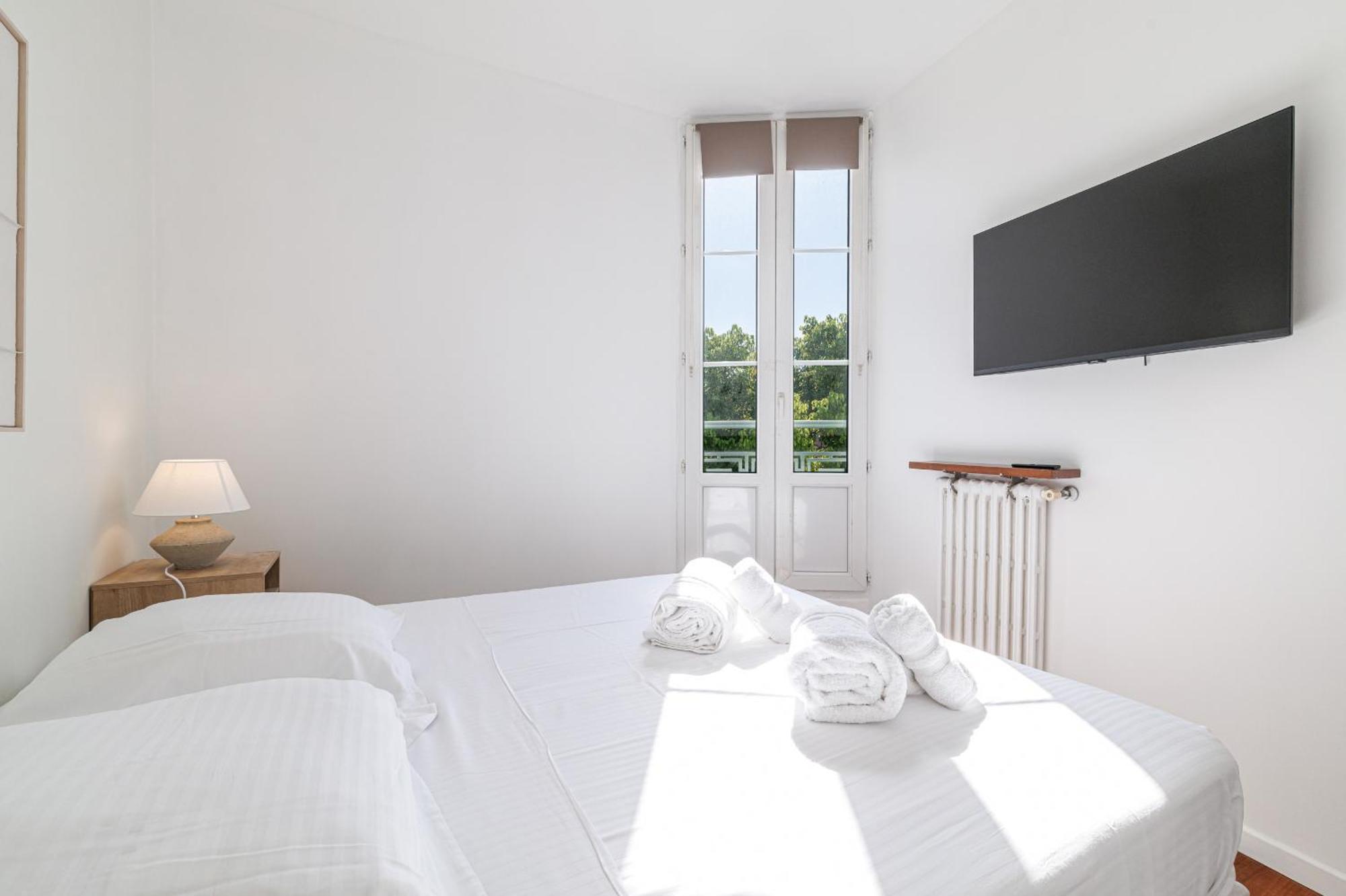 Open View Terrace - Wide 2 Bdr Quiet Area Apartment Nice