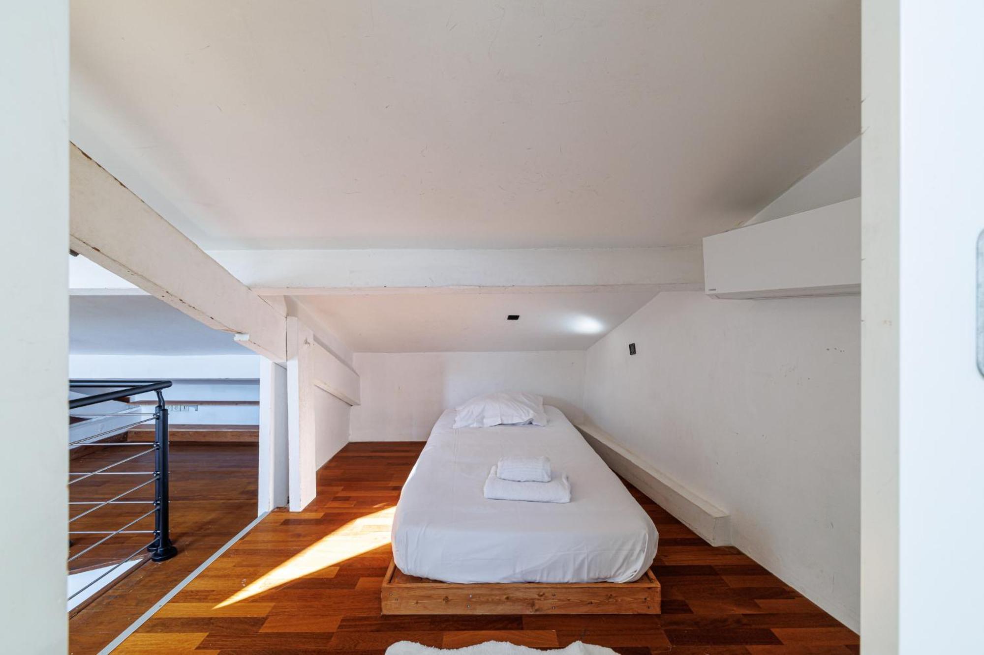 Open View Terrace - Wide 2 Bdr Quiet Area Apartment *