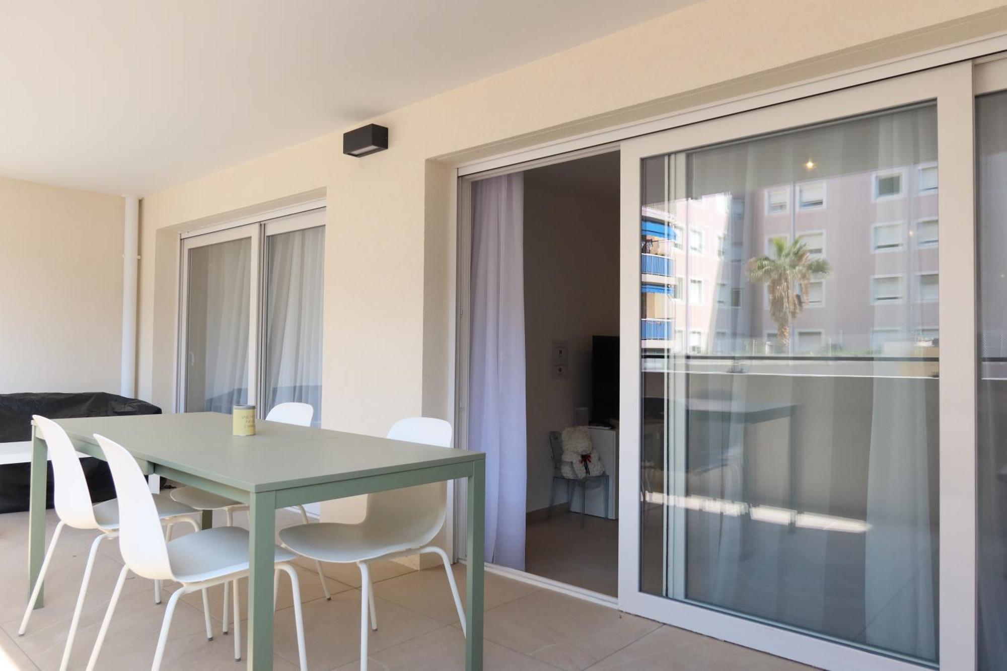 Time - Chic With Sunny Terrace, Port Appartement *