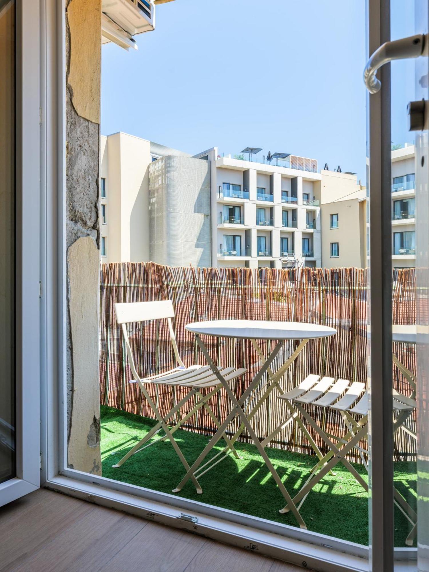 Bright 3 Close To Place Massena