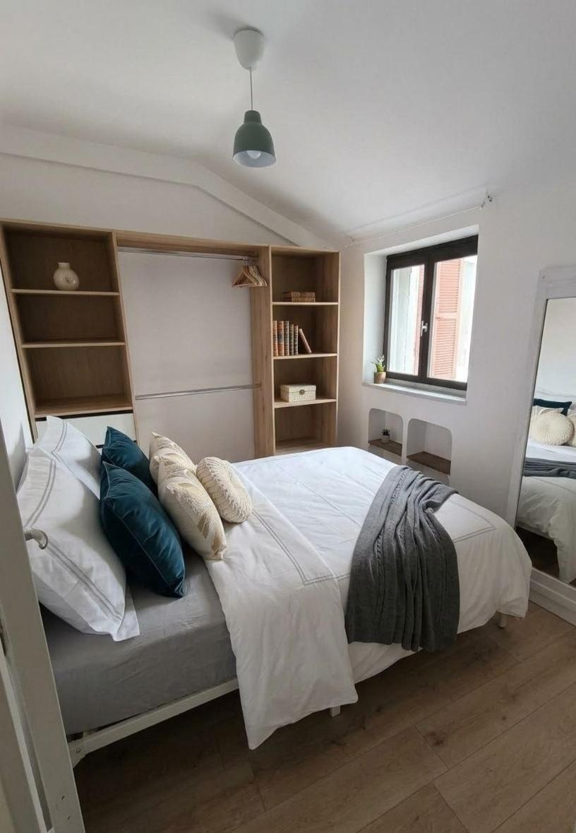 An In The Very Center Of The For 8 Guests Nearby Are A Tram Stop And Train Station * Nice