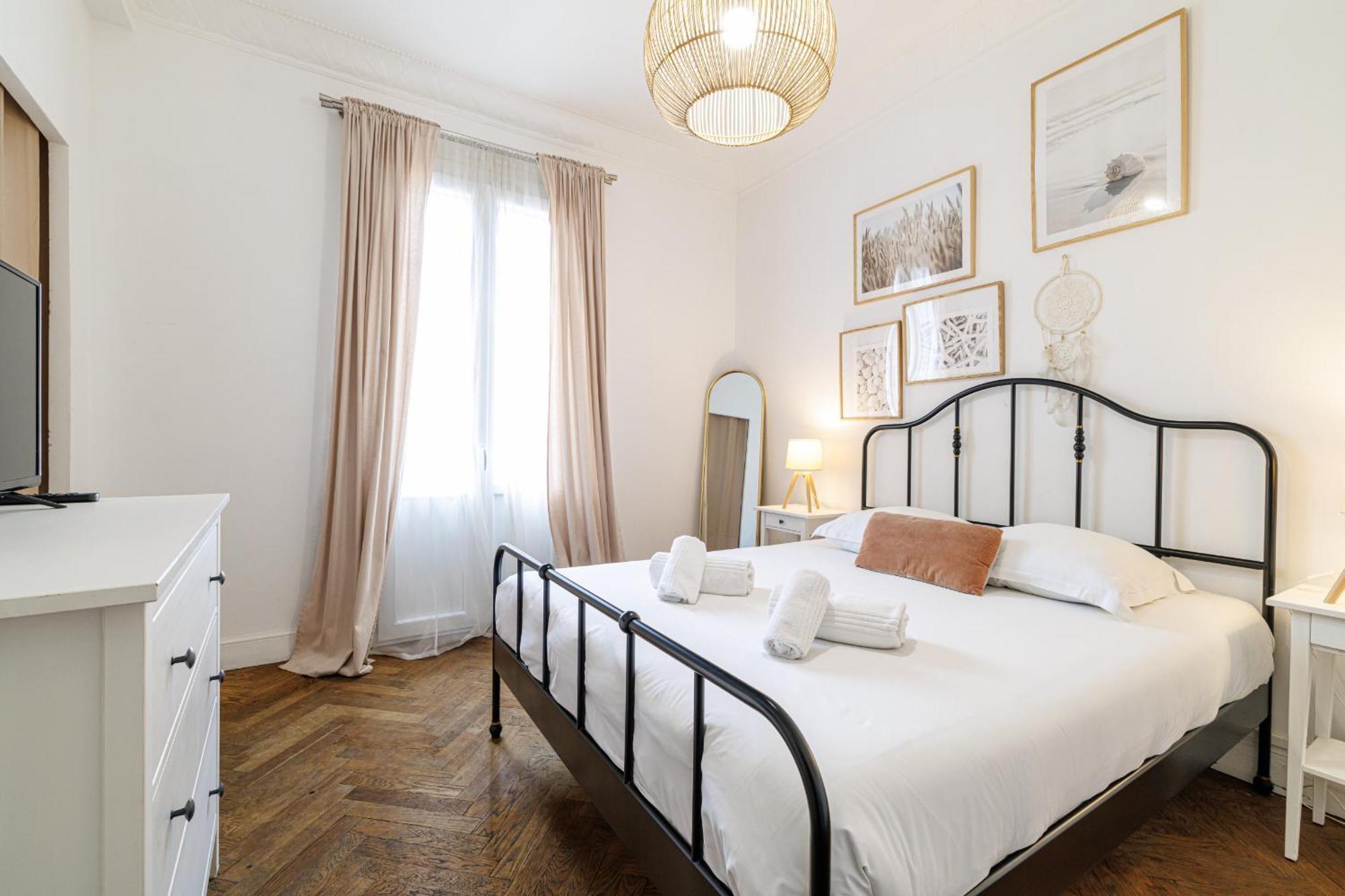 Large 2 Bdr Center Close To Train Station Nice
