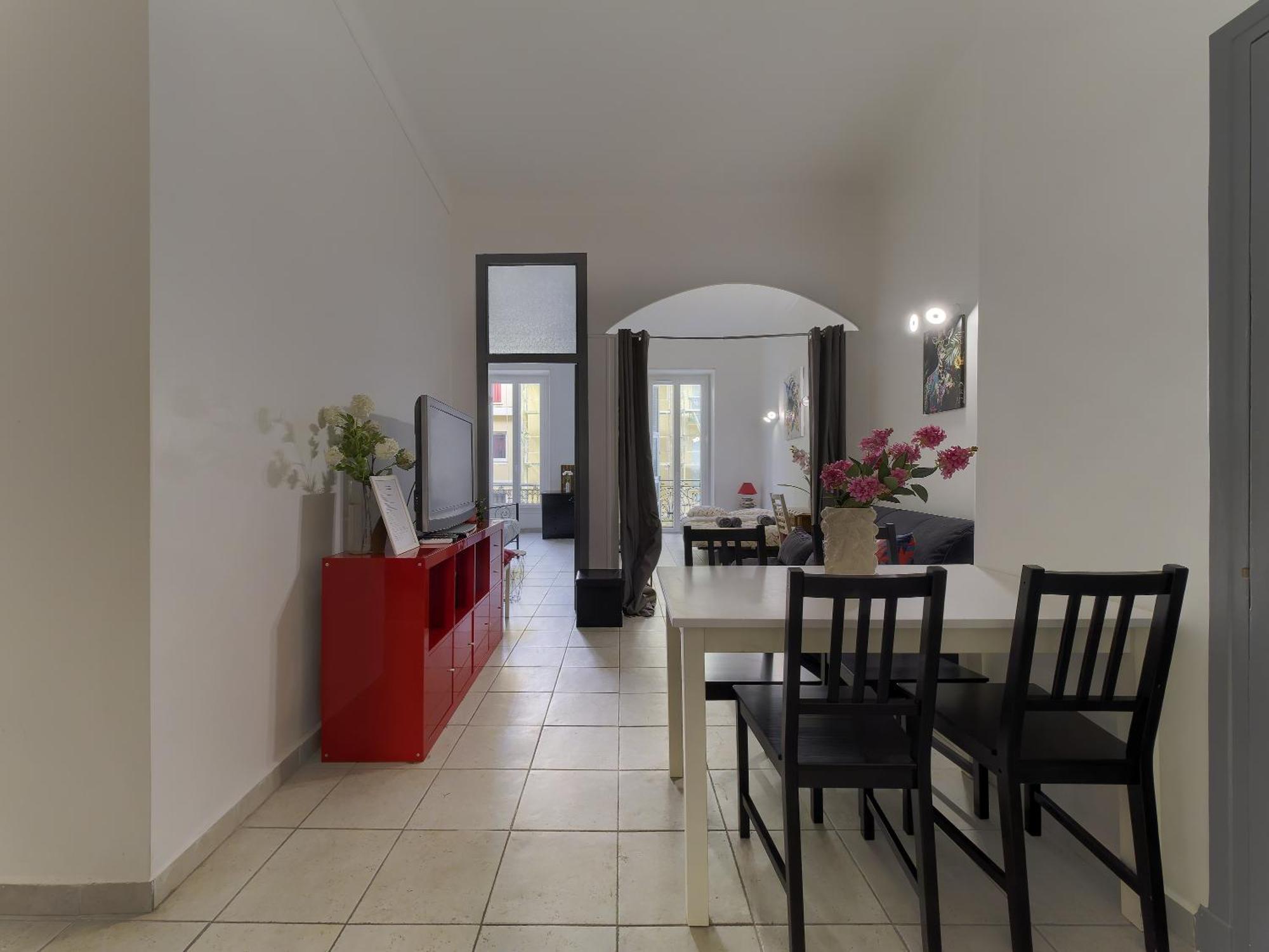 Cozy And Renovated - Hyper - Air Conditioner Apartment Nice