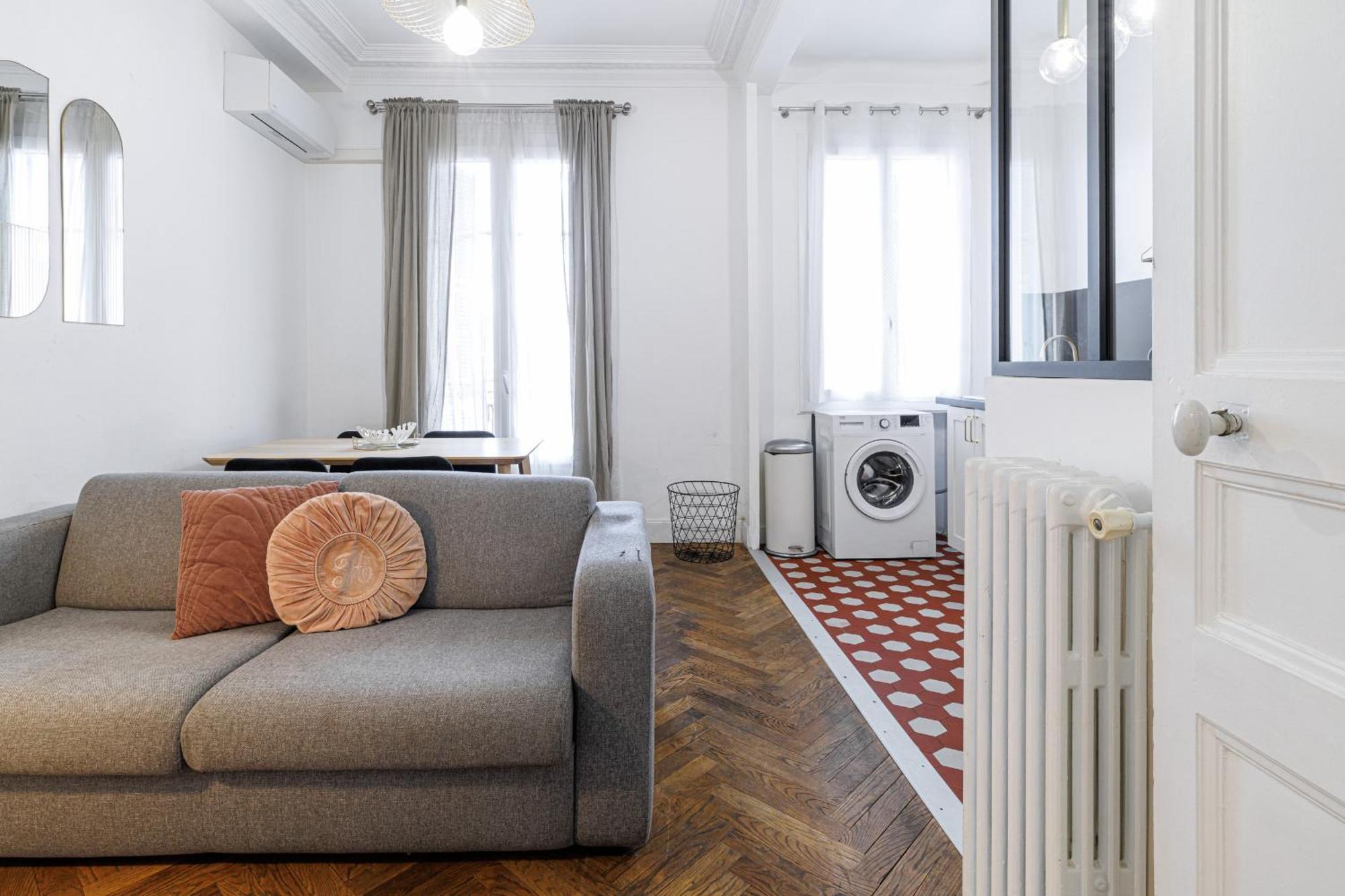 Large 2 Bdr Center Close To Train Station *