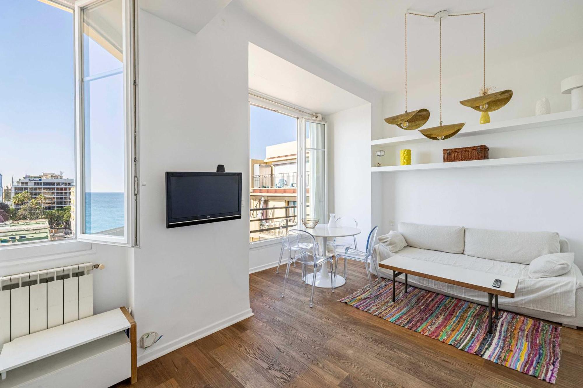 Fair-conditioned Seafront - *