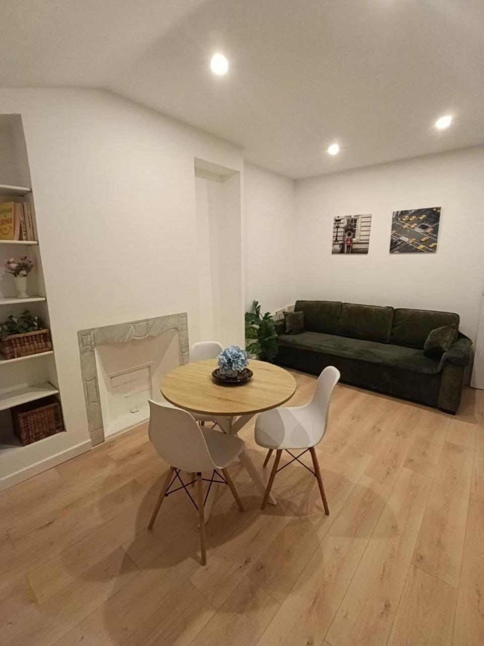 An In The Very Center Of The For 8 Guests Nearby Are A Tram Stop And Train Station Appartement