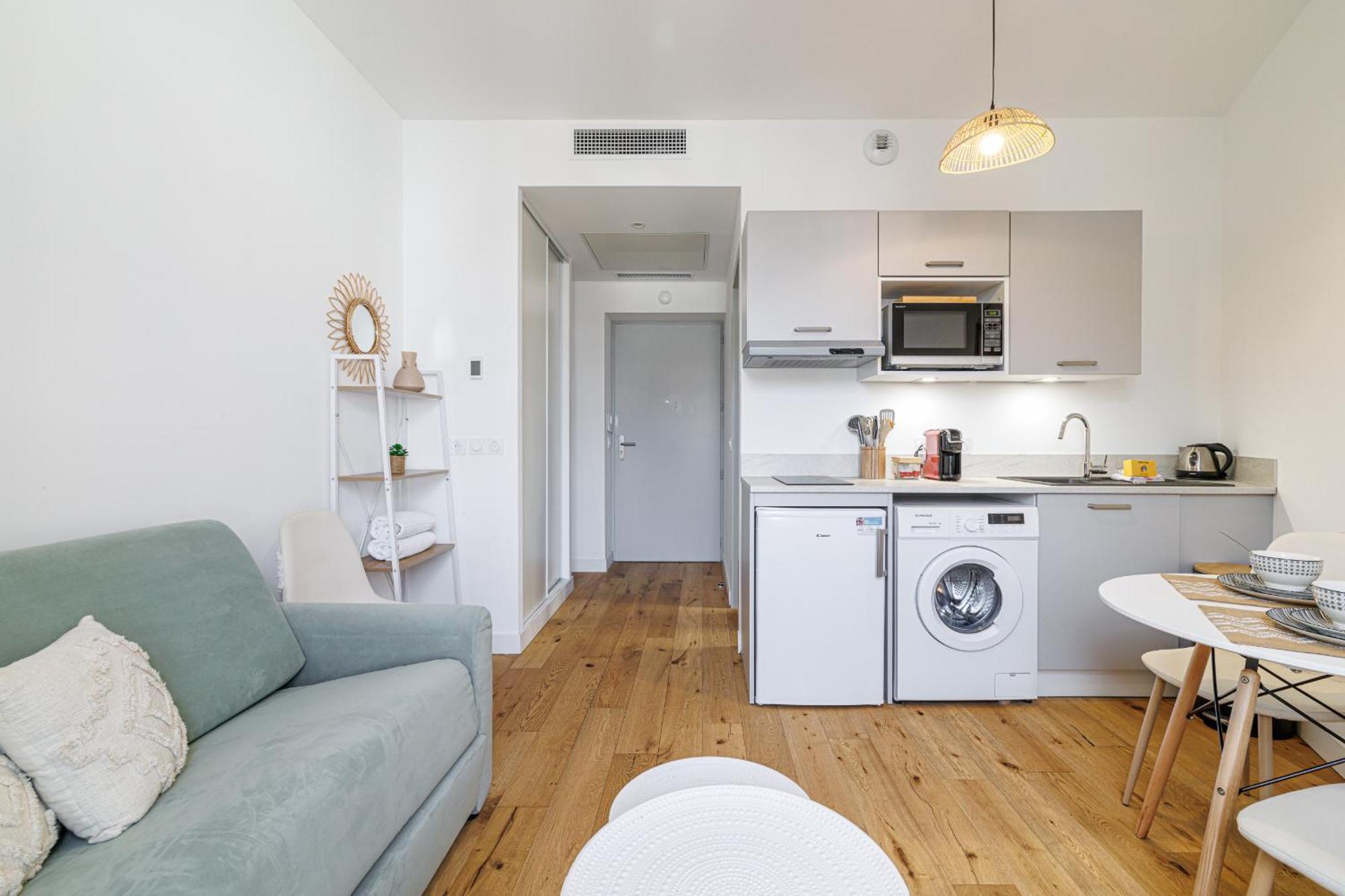 Charming Center 402 *