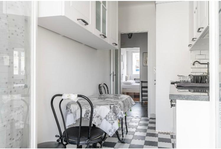 Apartment Center 2 Bedrooms Balcony Air Conditioning Nice