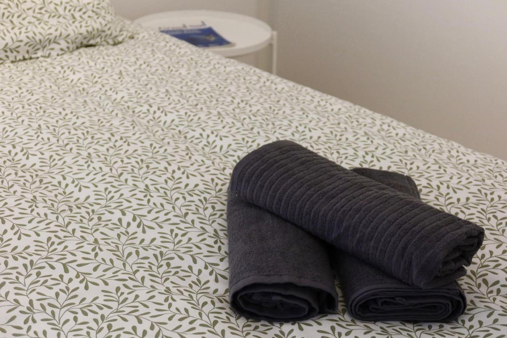 Time - Chic With Sunny Terrace, Port Apartment *