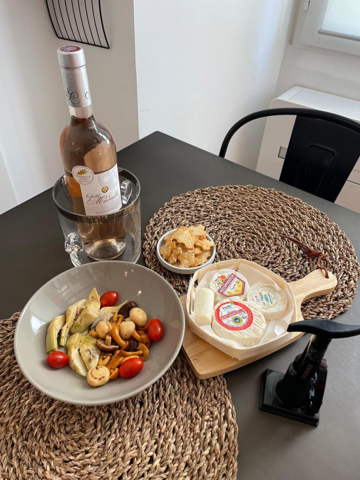 Appartement Bright Modern Studio, Port, Walk To Tram And Beach!
