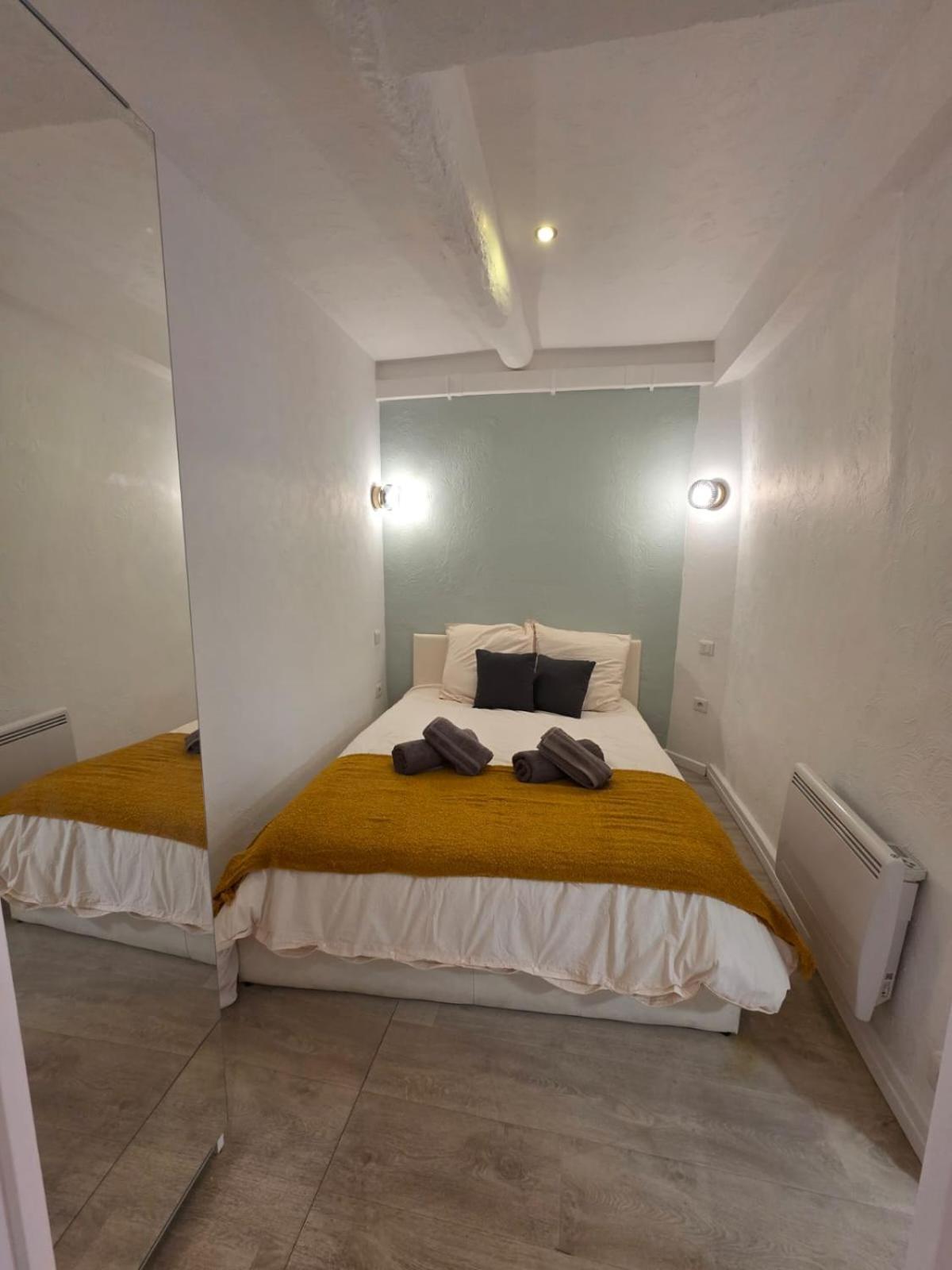 Appartement Vieux-nice 2 Pièces Proche *