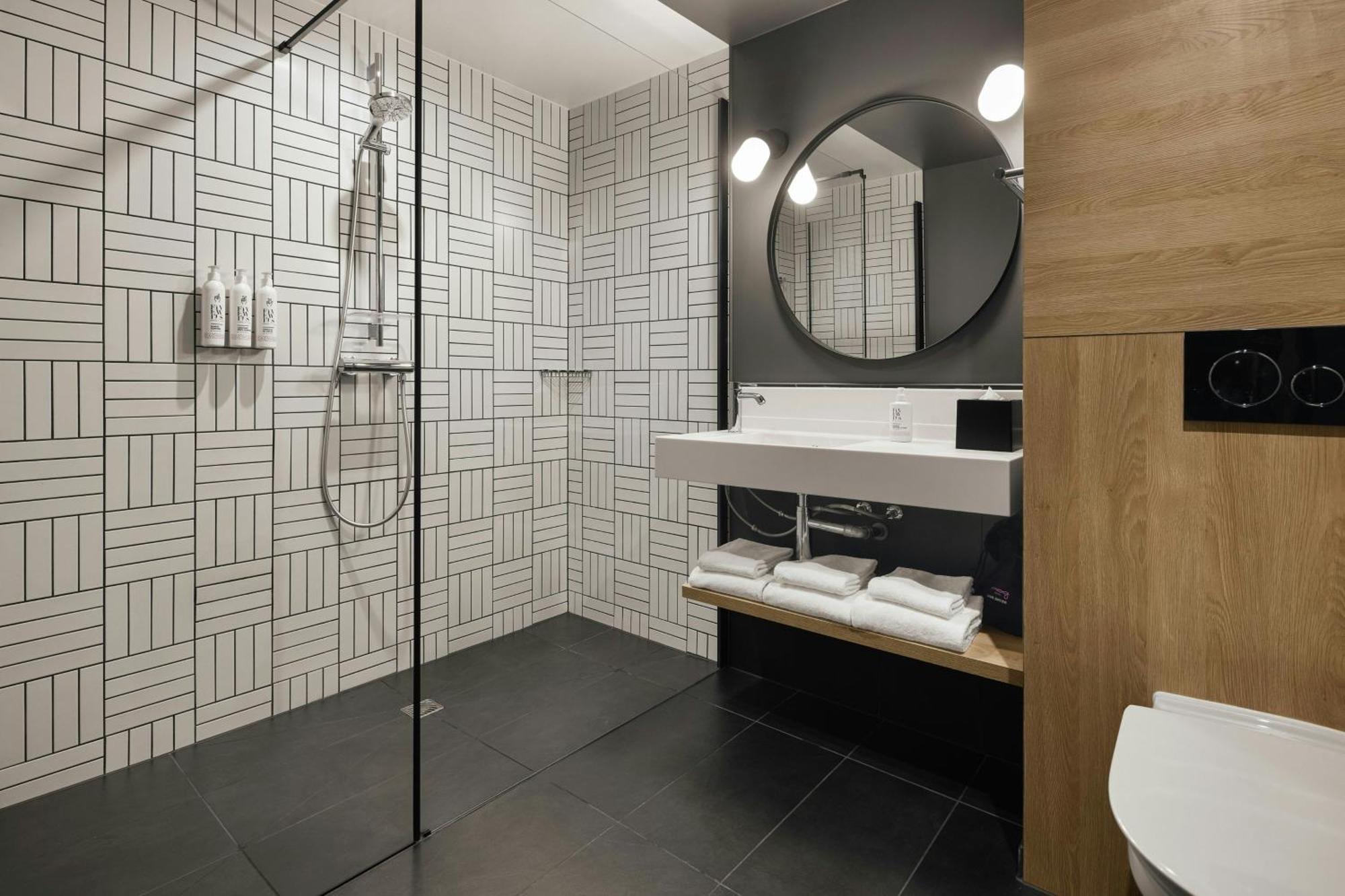 Moxy 3*