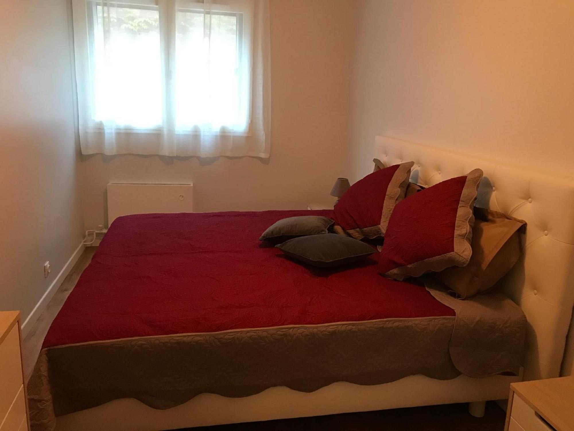 Spacious 2 Bedroom 1 Block From Beaches - And The Tram * Nice