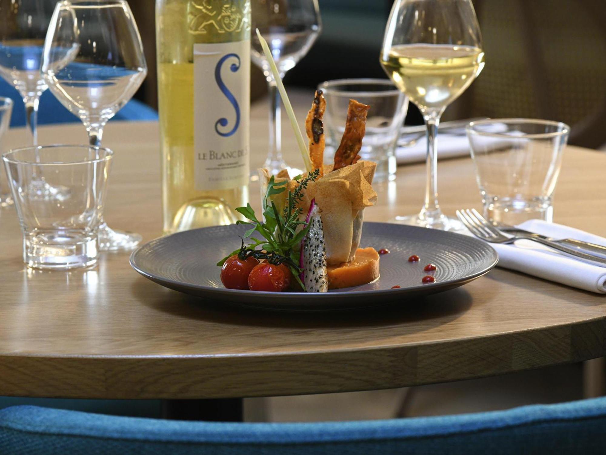 Novotel Arenas Aeroport Hotel 4*