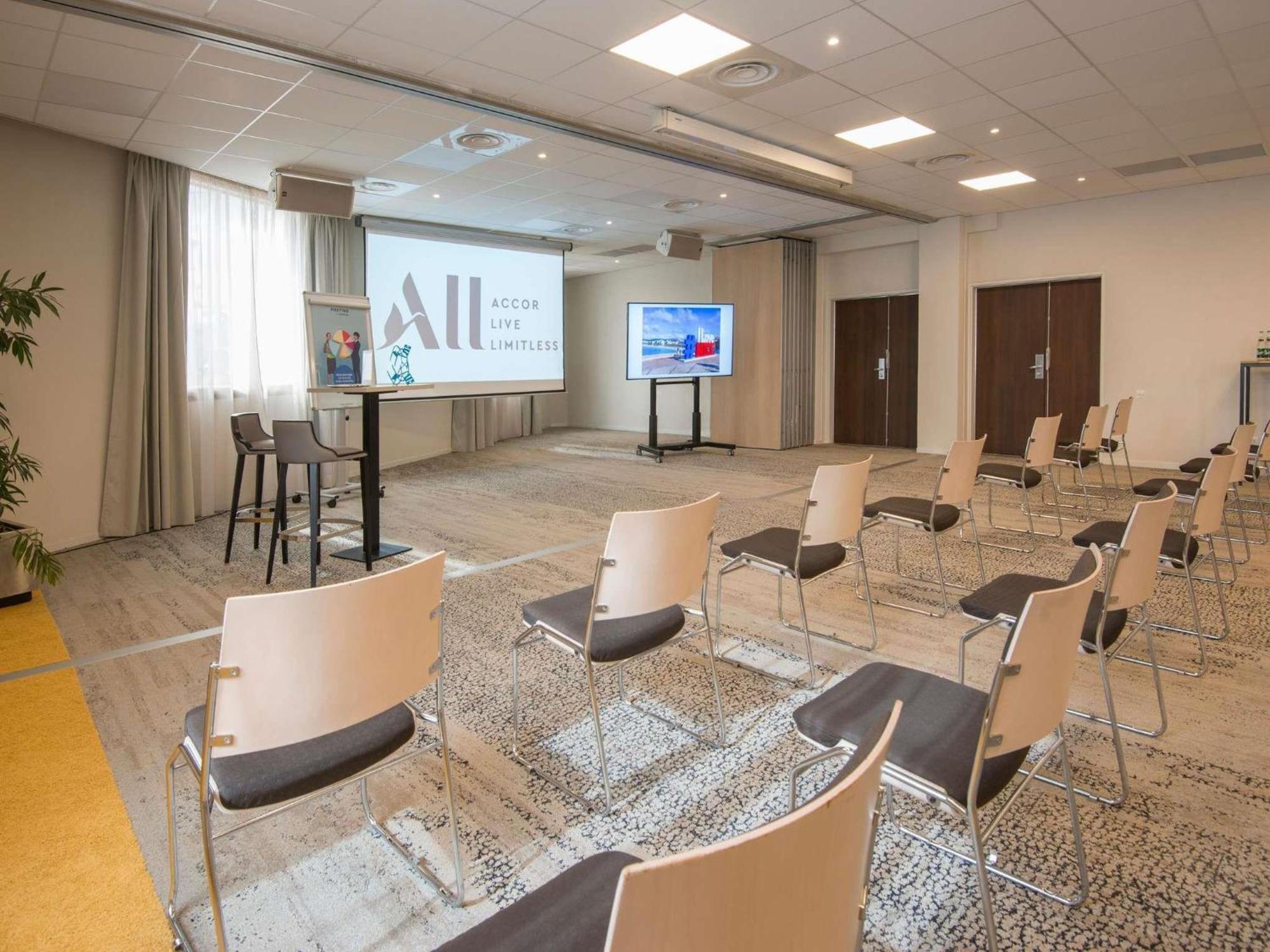 Hotel Novotel Arenas Aeroport 4*