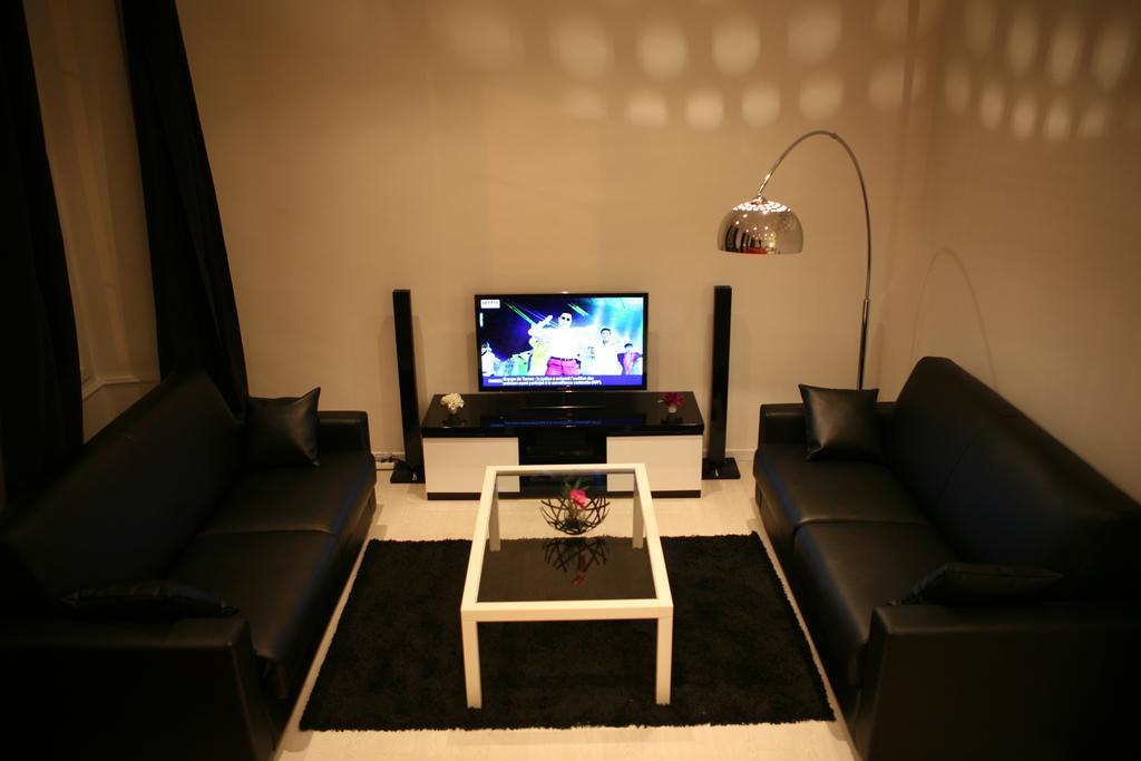 Apartment Black & White *