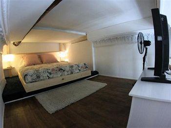Apartment L'oustaria 3 Bedrooms Apartment, Old Town
