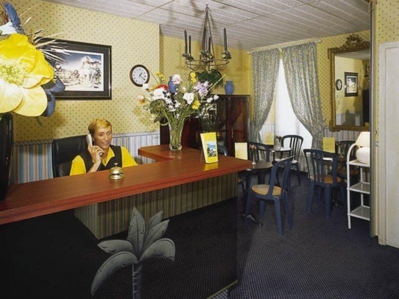 Hostel Meyerbeer - And *