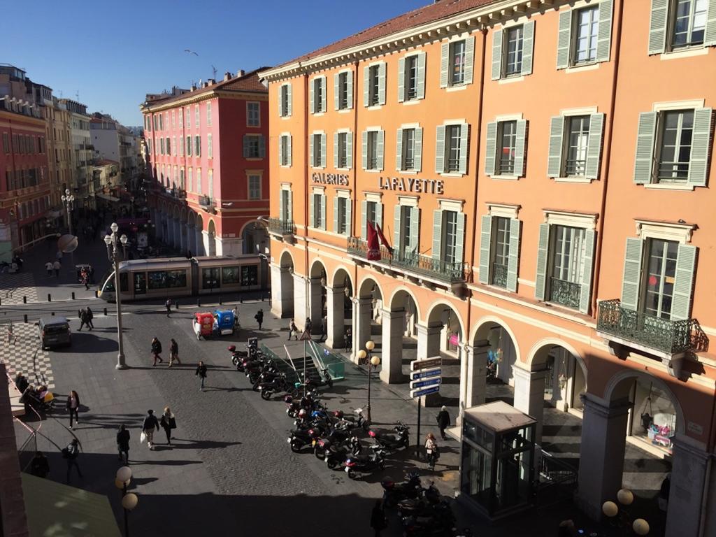 2 Bedrooms In Central Location On The Famous Place Massena Apartment