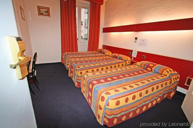 Ozz Hostel *
