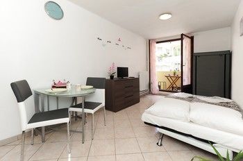 Blue Lagon Five Stars Holiday House Nice